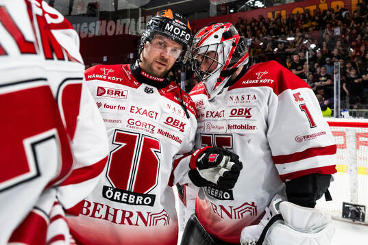Örebros Teemu Turunen och målvakt Jhonas Enroth jublar