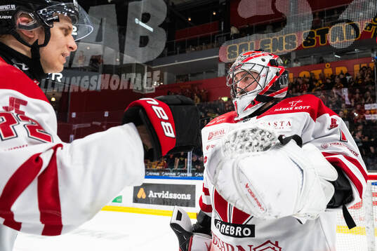 Örebros Jesse Ylönen och målvakt Jhonas Enroth jublar