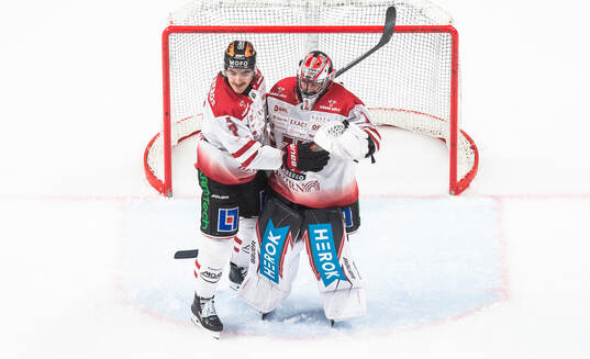 Örebros Luke Martin och målvakt Jhonas Enroth jublar