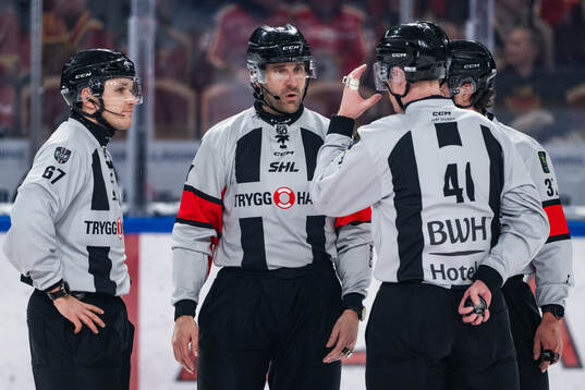 Linjedomare Christian Billing och domare Mikael Sjöqvist
