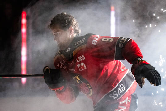 Luleås Heikki Liedes åker genom björngapet