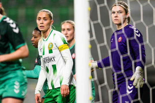 Hammarbys Alice Carlsson och Kristianstads målvakt Moa