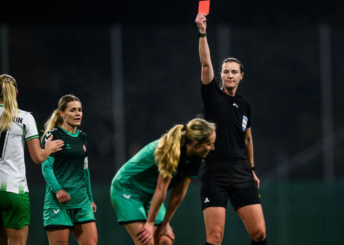 Domare Lovisa Johansson dömer rött kort och Kristianstads