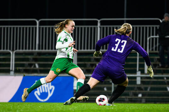 Hammarbys Elin Sørum och Kristianstads målvakt Moa Olsson