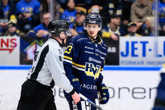 HV71s Victor Laz reagerar på ett domslut