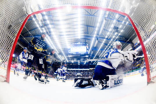HV71s Hugo Pettersson (ej i bild) gör 2-1 bakom Leksands