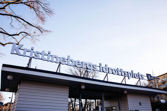 En skyllt på huvudentrén till Kristinebergs IP