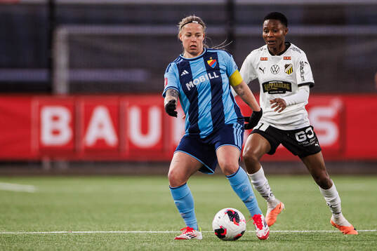 Djurgårdens Therese Åsland och Häckens Halimatu Ibrahim