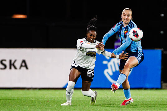 Häckens Monica Jusu Bah och Djurgårdens Elin Westlund