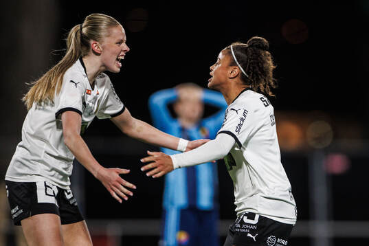 Häckens Felicia Schröder jublar med Thelma Pálmadottir