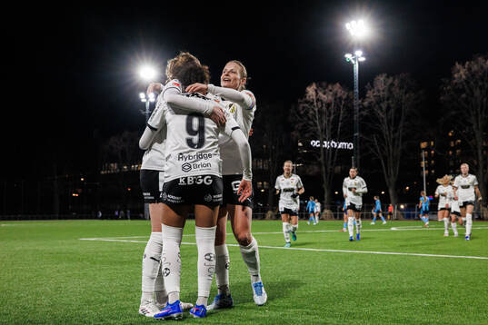 Häckens Felicia Schröder jublar med Anna Anvegård