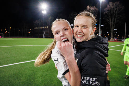 Häckens Thelma Pálmadottir och Emma Östlund jublar