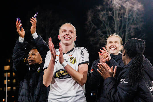 Häckens Thelma Palmadottir jublar