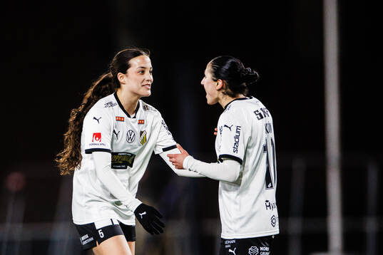 Häckens Delaney Matriano och Tabby Tindell jublar