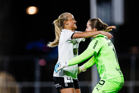 Häckens Alva Selerud och målvakt Fanney Birkisdottir