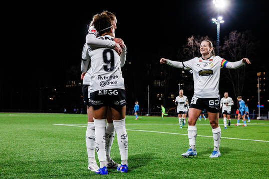 Häckens Felicia Schröder och Anna Anvegård jublar