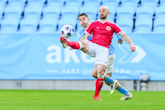 Kalmars Robert Gojani och Malmö FFs Jovan Milosavljevic