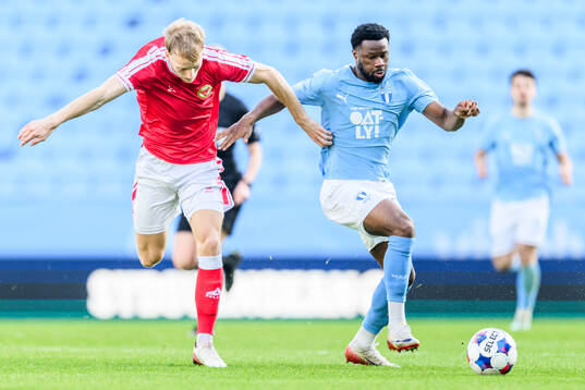 Kalmars Carl Gustafsson och Malmö FFs Emmanuel Ekong