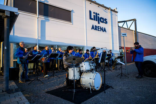 En orkester spelar utanför Liljas Arena