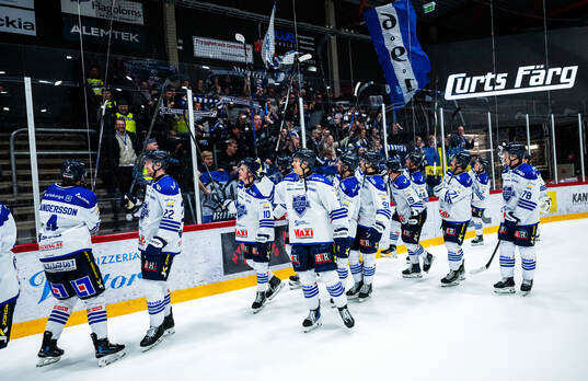 Karlskogas spelare jublar