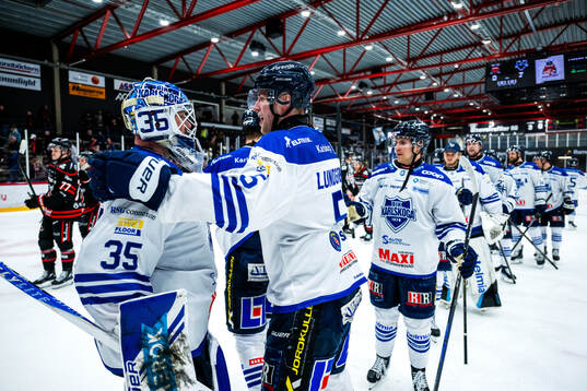 Karlskogas målvakt Lars Volden och Jonatan Lundgren jublar