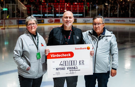 Nybros klubbdirektör Anders Westring erhöll en check