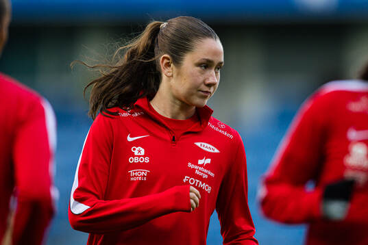 Carina Wik Alfredsen of Brann warms up