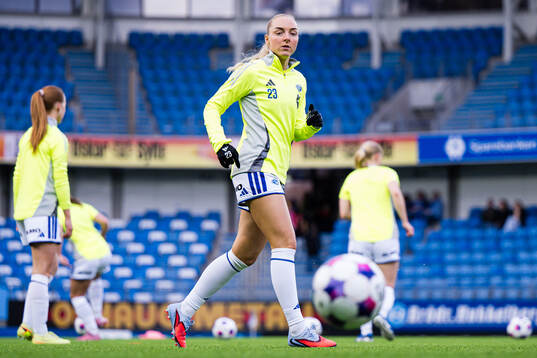 Andrine Schøn Outzen of Molde warms up