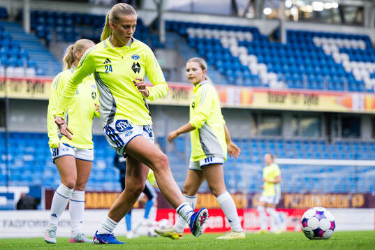 Mari Alnes Bersås of Molde warms up