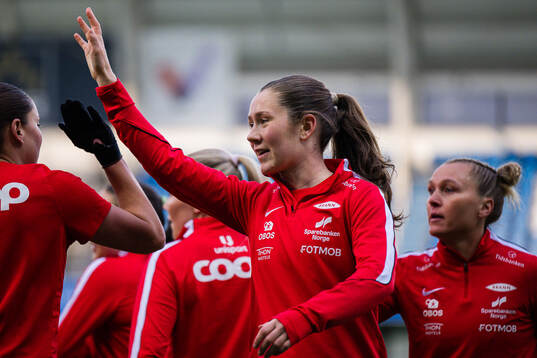 Carina Wik Alfredsen of Brann warms up