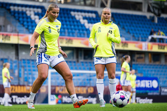Emilia Maria Zlotnicka of Molde warms up
