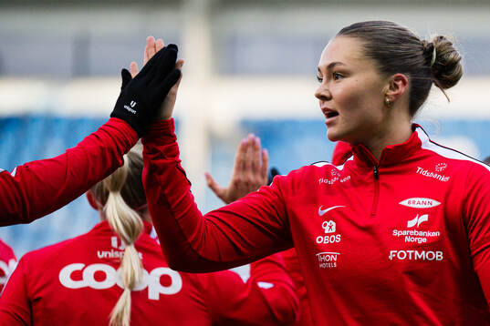 Anna Nerland Aahjem of Brann warms up