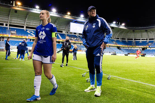 Tora Ose and head coach Kent Rudning of Molde looks dejected