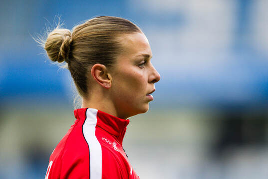 Dilja Yr Zomers of Brann warms up