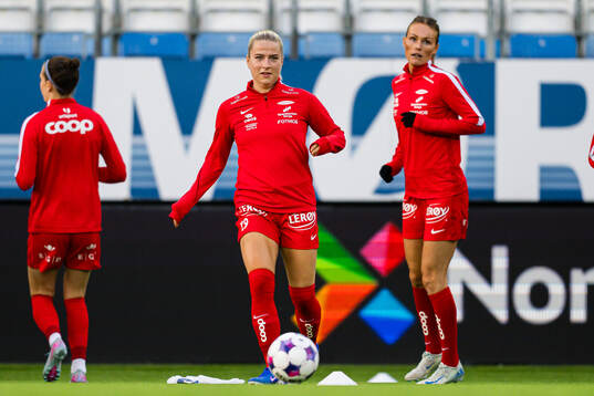 Monica Isaksen of Brann warms up