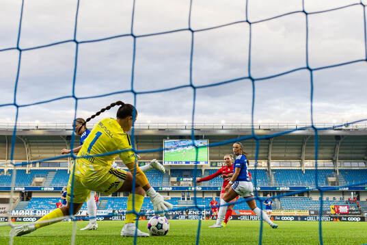 Karoline Haugland of Brann missing a chance to score