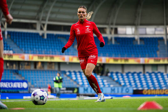 Ingrid Stenevik of Brann warms up