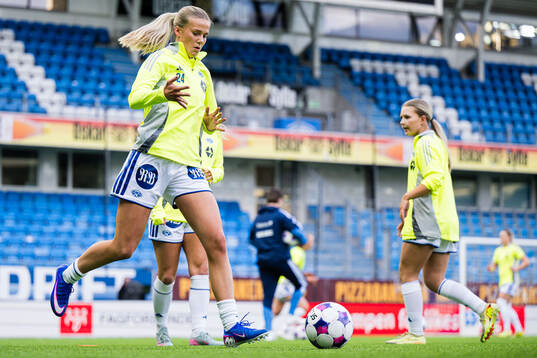 Mari Alnes Bersås of Molde warms up