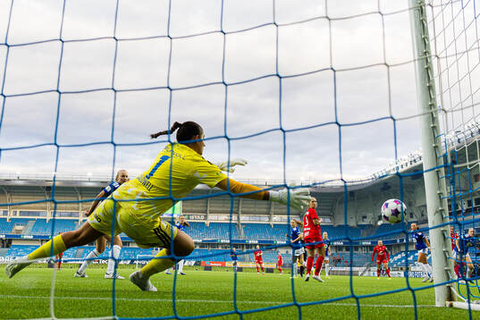 Brenna Marie Lovera of Brann scores the 0-1 goal behind