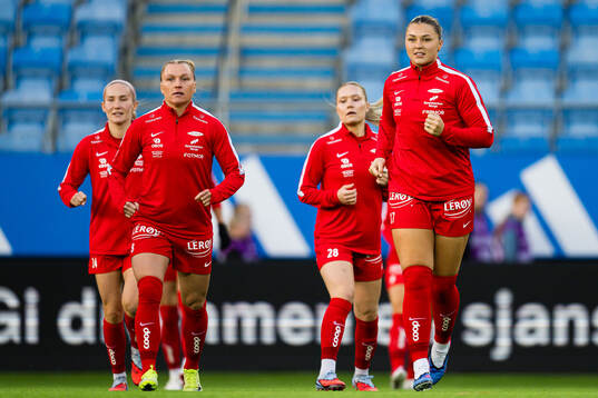 Karoline Haugland and Anna Nerland Aahjem of Brann warms up