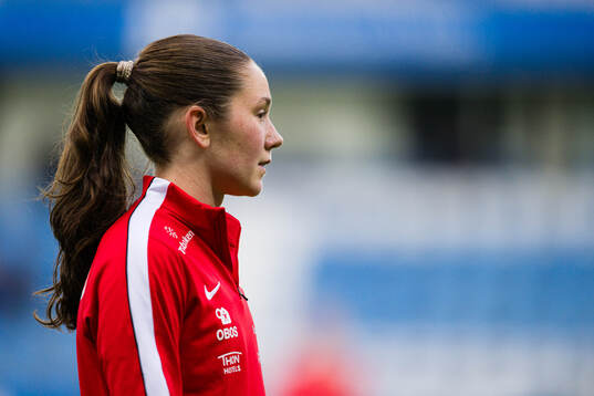 Carina Wik Alfredsen of Brann warms up