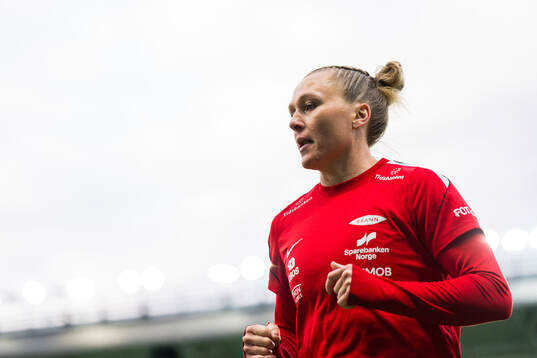 Karoline Haugland of Brann warms up