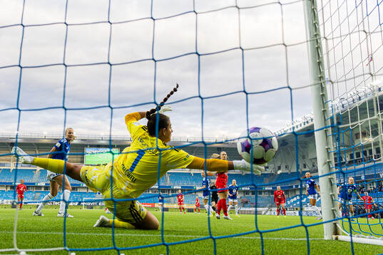 Brenna Marie Lovera of Brann scores the 0-1 goal behind