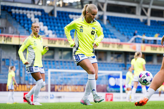 Sara Hammer Svendsen of Molde warms up