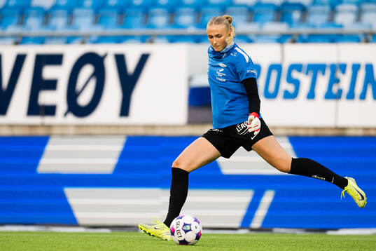 Selma Panengstuen of Brann warms up