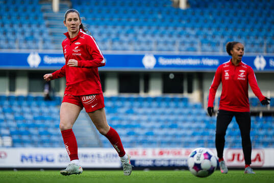 Carina Wik Alfredsen of Brann warms up