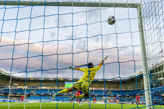 Brenna Marie Lovera of Brann scores the 0-2 goal behind
