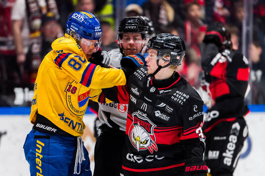 Djurgårdens Colby Sissons och Malmö Redhawks Joona Ikonen