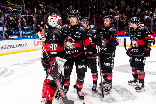 Malmö Redhawks målvakt Oskar Blomgren och Axel Sundberg