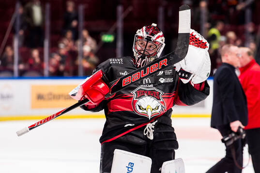 Malmö Redhawks målvakt Oskar Blomgren jublar